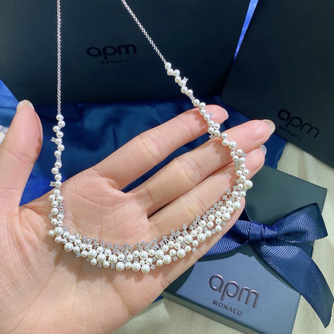 APM Monaco Elegant Diamond Necklace